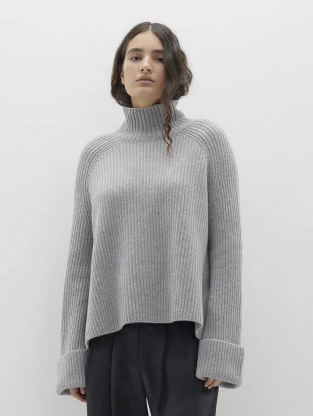 NWT** NakedCashmere Isabella turtleneck wit side slits in shadow heather